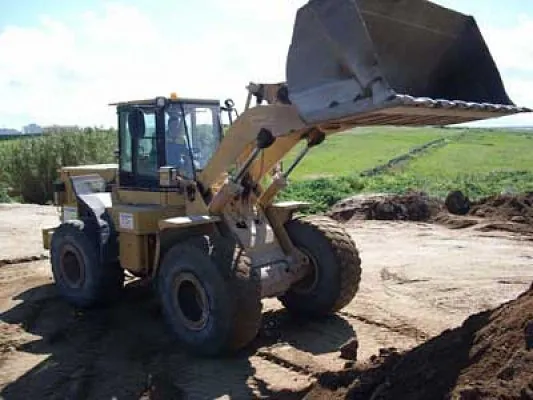 Escribano Obras y Servicios excavadora estacionada