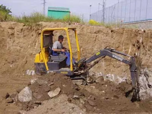 Escribano Obras y Servicios hombre realizando excavación