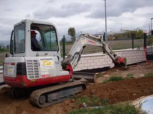 Escribano Obras y Servicios maquinaria recogiendo escombros